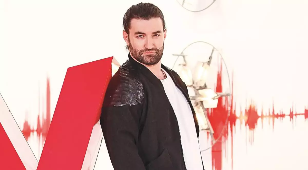 La 33 de ani, Smiley e unul dintre cei mai râvniți burlaci, însă pune cariera pe primul lor, iar despre iubire... doar cântă!