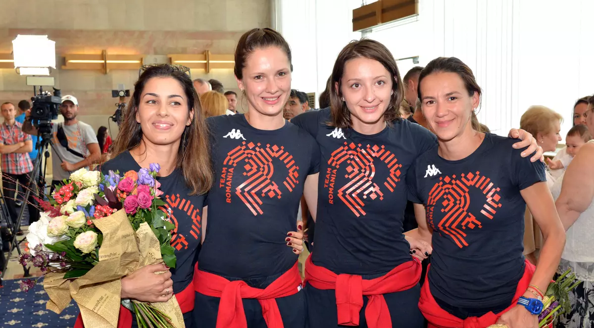 Campioanele olimice ale României, Simona Gherman, Ana Maria Popescu, Simona Pop și Loredana Dinu (de la dreapta), la sosirea în țară de la Rio de Janeiro. (FOTO: HEPTA)
