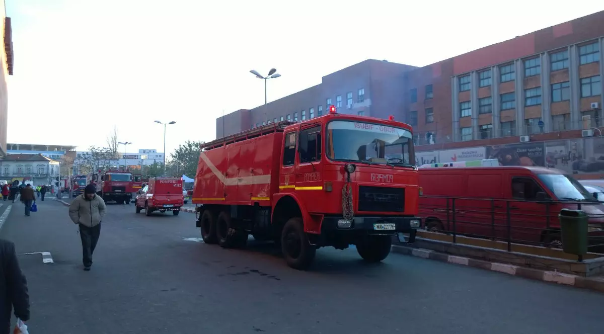 Incendiu la Hala Obor! Pompierii intervin cu 12 autospeciale