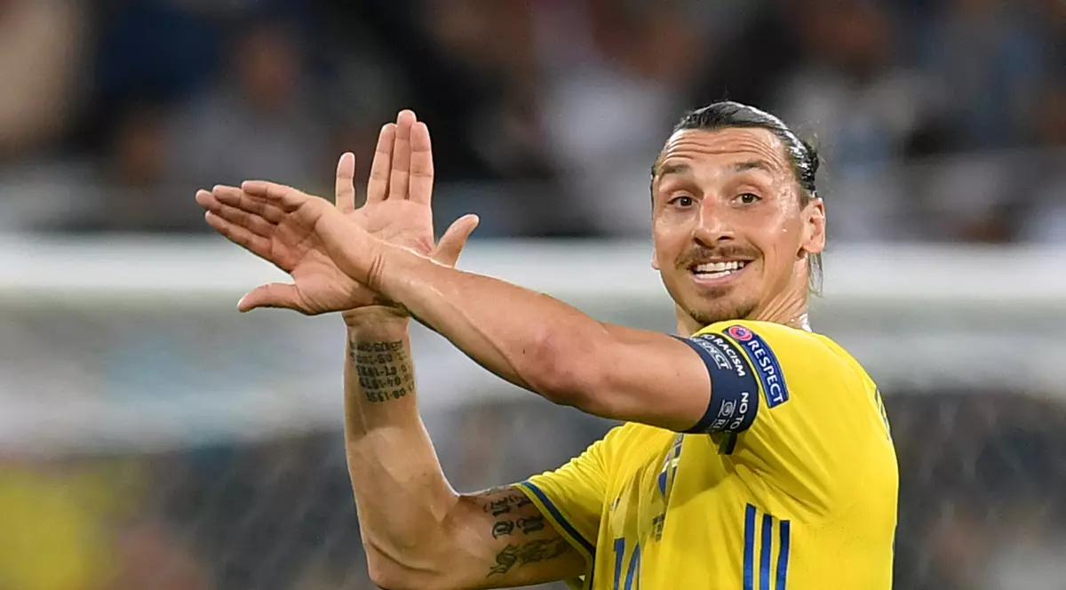 Zlatan Ibrahimovici gesticulează în timpul unui meci susținut de Suedia, arătând arbitrului că un adversar a comis henț. (FOTO: EPA)