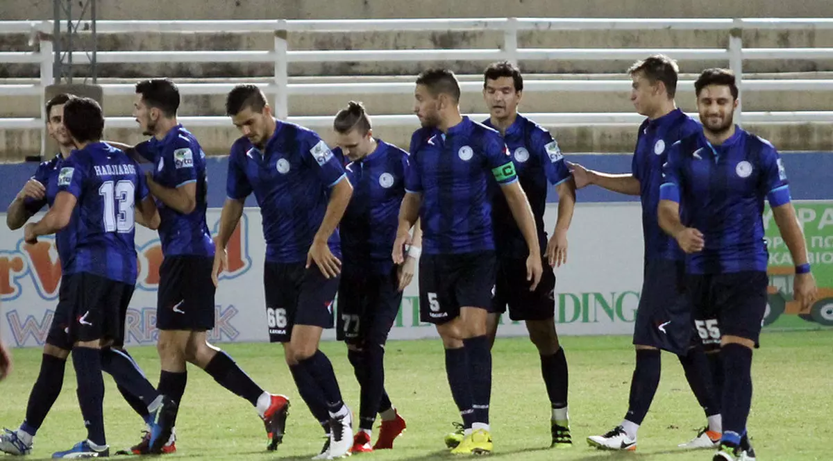 Bogdan Gavrilă, al cincea de la stânga, și colegii lui de la Achnas, sărbătoresc marcarea unui gol.
