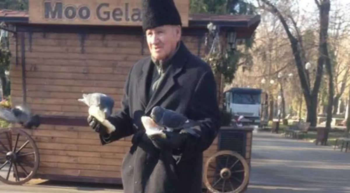 Porumbeii îi alină singurătatea. Povestea bătrânului din Iași devenit emblema Parcului Copou