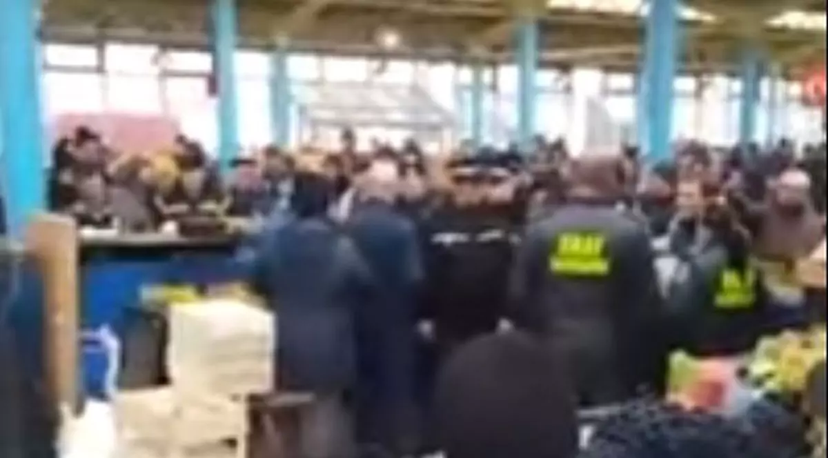 Scandal în Piața Centrală din Bacău! Inspectorii ANAF s-au luat la harță cu vânzătorii furioși VIDEO