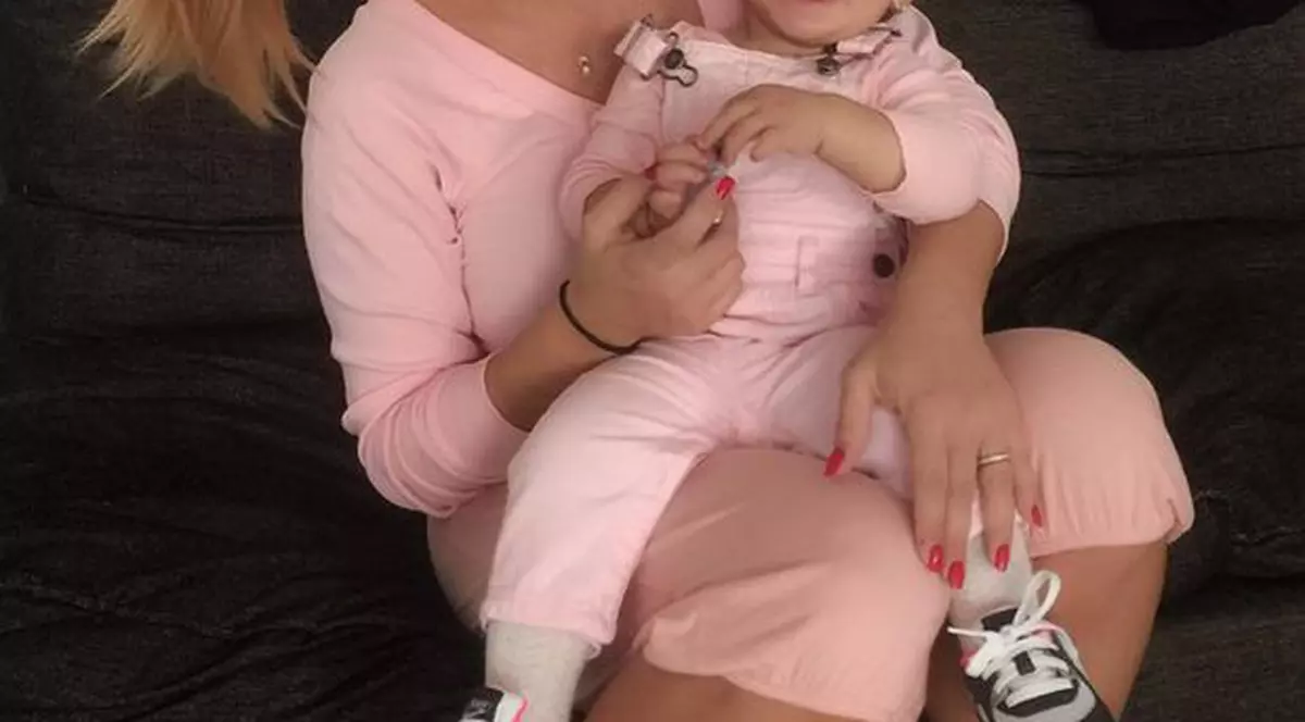 Anda Adam a mers cu fetița la spital