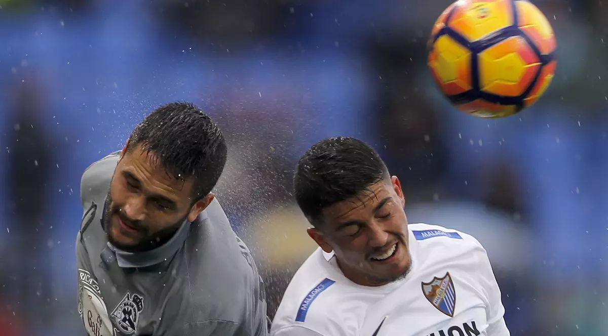 Florin Andone (stânga) a marcat cu capul în poarta celor de la Malaga EPA/JORGE ZAPATA