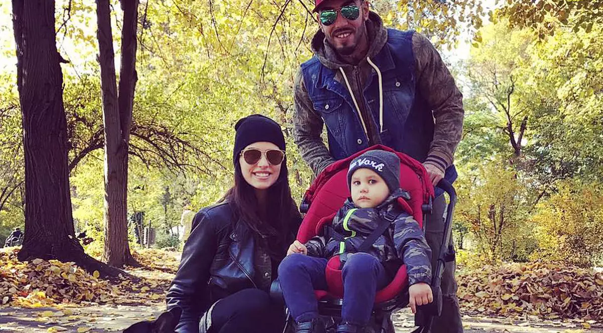 Antonia și Alex Velea, în parc, împreună cu Dominic și cu patrupedul lor