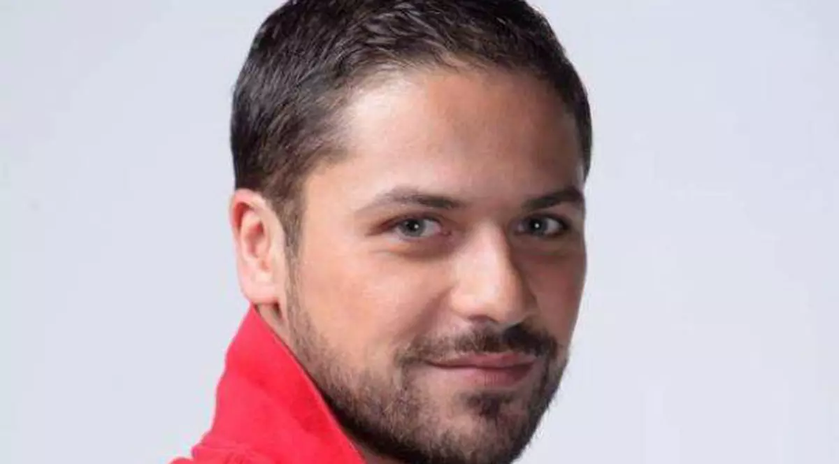 Augustin Viziru, pe vremea când era slab, îmbrăcat în pantaloni și un tricou roșu