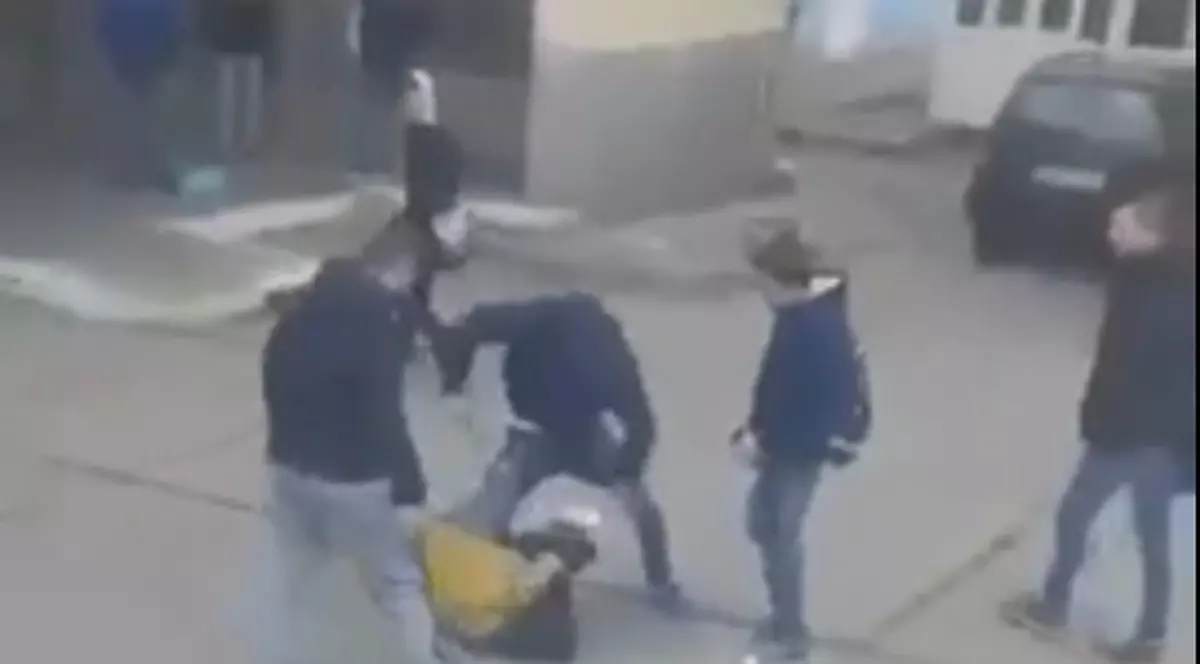Bătaie în autogara din Năsăud. Trei elevi și-au împărțit pumni și picioare. Imagini șocante – VIDEO