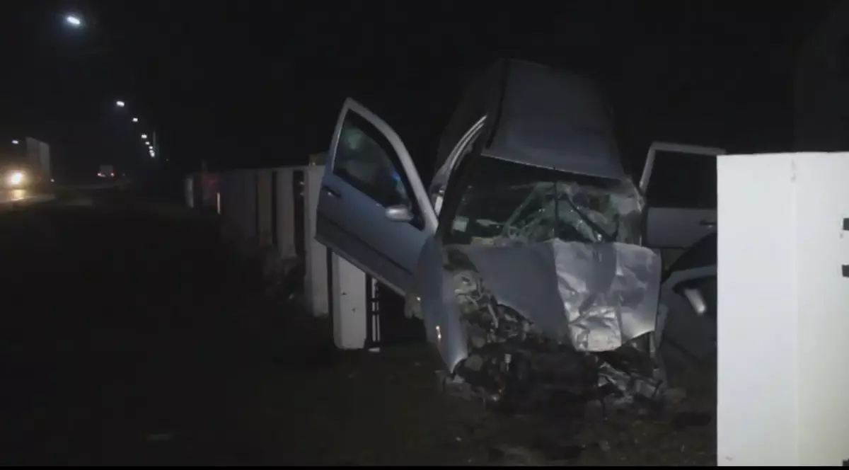 Trei tineri s-au izbit de două capuri de pod