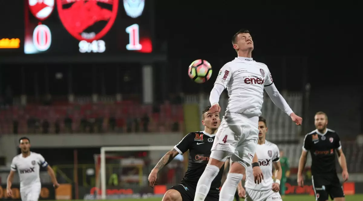 Ardelenii, în alb, au fost cu un cap peste dinamoviști în prima repriză FOTO: Vlad Chirea