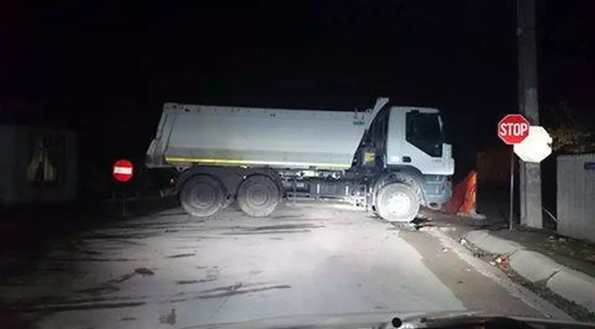 Un drum național a fost blocat cu o basculantă. Șoseaua din Brăila este în reabilitare