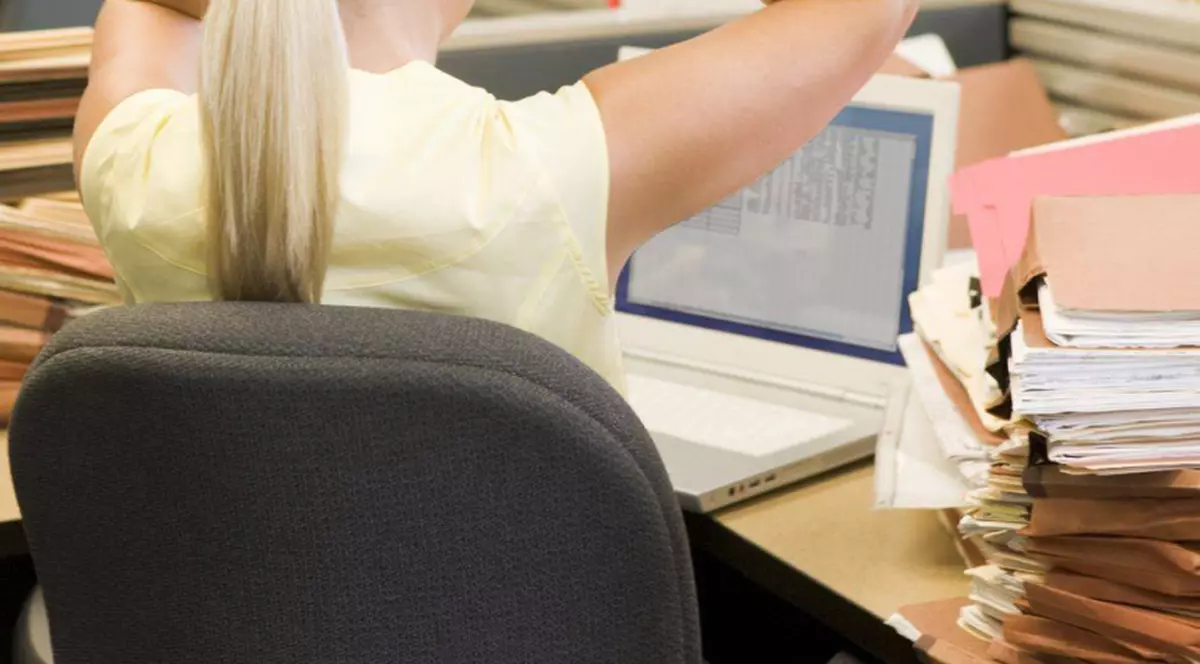 Oamenii încep să urască locul de muncă la 35 de ani. Angajată stresată