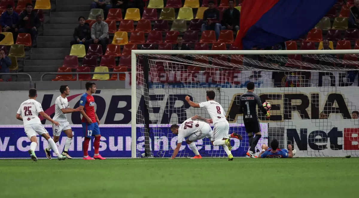Clujenii de la CFR (în alb) au bătut-o pe Steaua la București