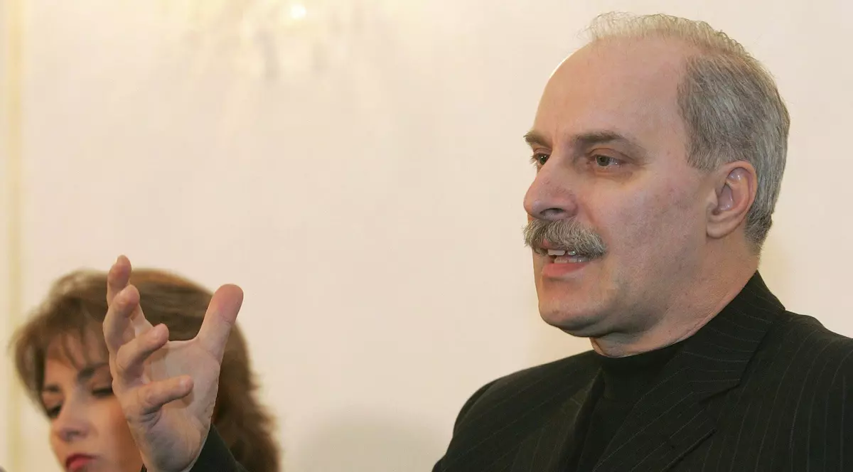 Octavian Bellu răspunde întrebărilor jurnaliştilor, în cadrul unei conferinţe de presă. (FOTO: EPA)