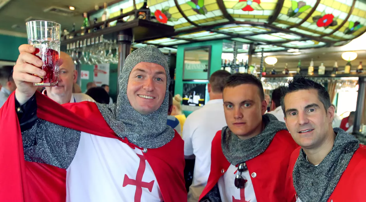 Fanii englezi nu se despart de bere