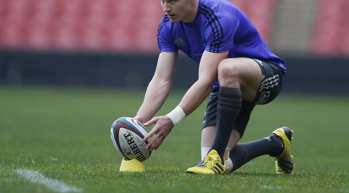 Beauden Barrett exersează executarea unei lovituri de pedeapsă. (FOTO: EPA)