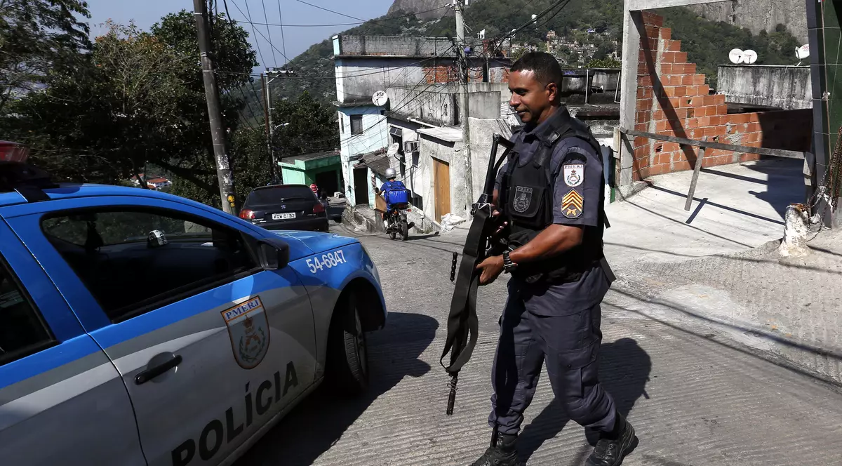 Patru polițiști au murit în Rio de Janeiro, după ce elicopterul lor a fost doborât. Momentul accidentului filmat | VIDEO