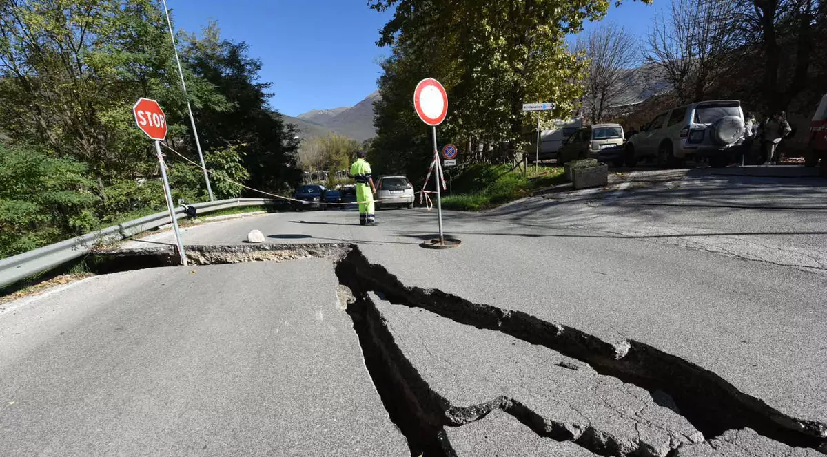 mai multe drumuri din Norcia au suferit fisuri in urma cutremurului din italia