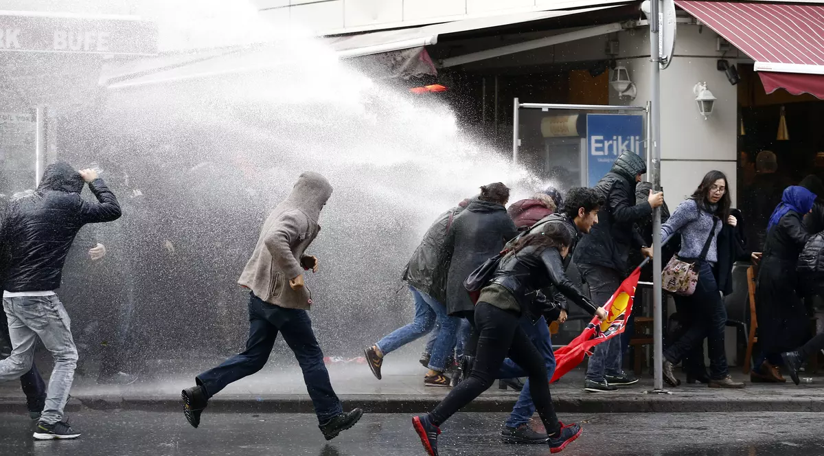 Violențe la Istanbul | Polițiștii au intervenit cu tunuri cu apă și gaze lacrimogene