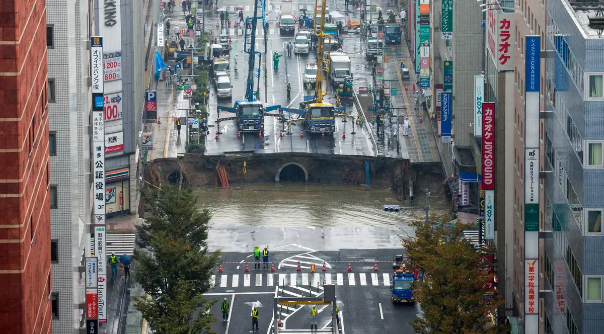 Lecția de eficiență japoneză a dat greș! Groapa uriașă, care a înghițit o intersecție dintr-un oraș japonez, a reapărut
