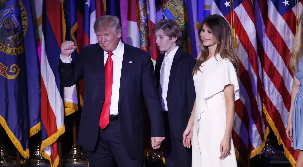 Donald Trump, felicitare de Crăciun cu pumnul încleștat