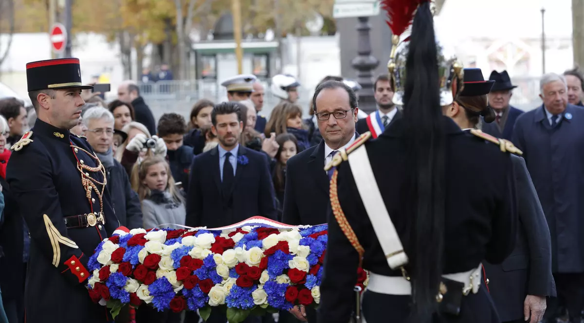 Holland și primarul Parisului au condus ceremoniile de comemorare