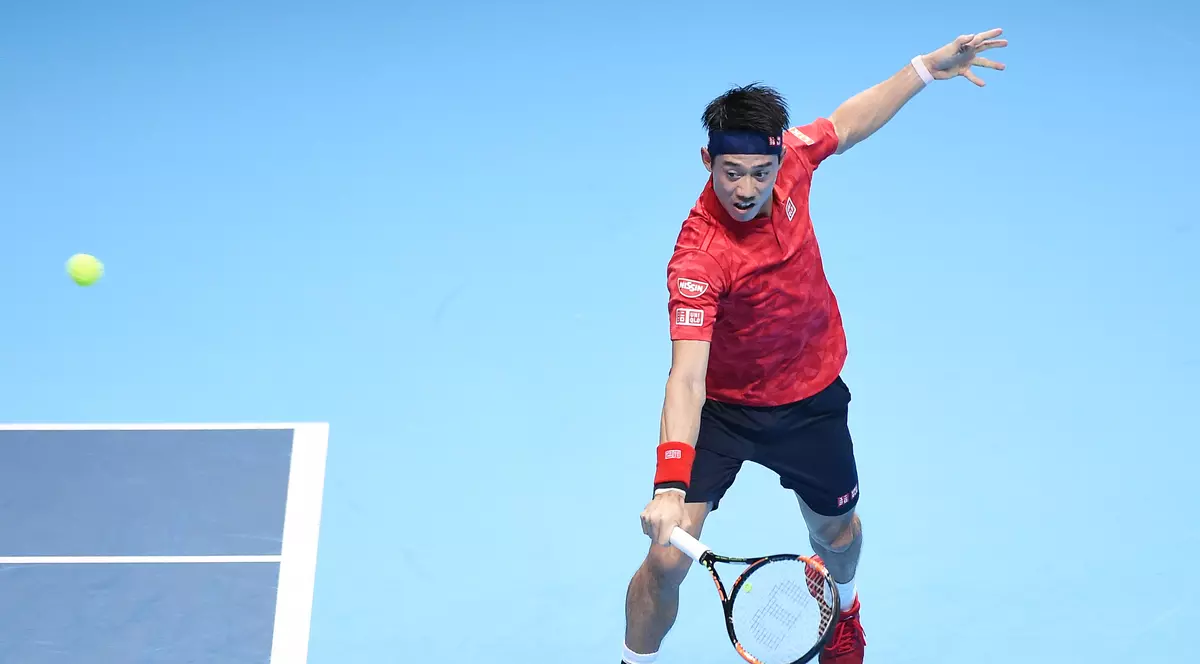 Kei Nishikori returnează mingea în terenul lui Stanislav Wawrinka, în timpul partidei de la Turneul Campionilor 2016. (FOTO: EPA)