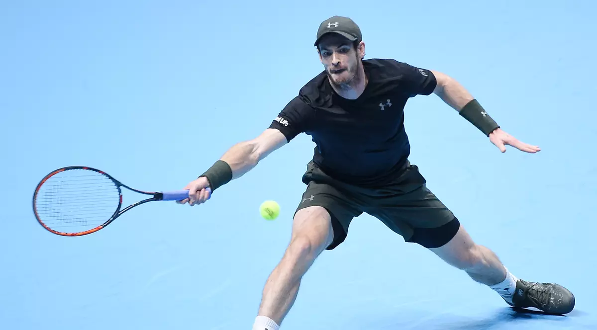 Andy Murray returnează mingea în terenul croatului Marin Cilici. (FOTO: EPA)