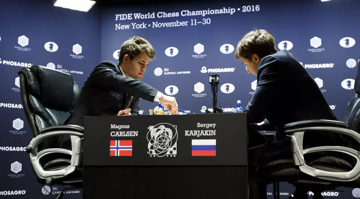 Magnus Carlsen și Sergey Karjakin