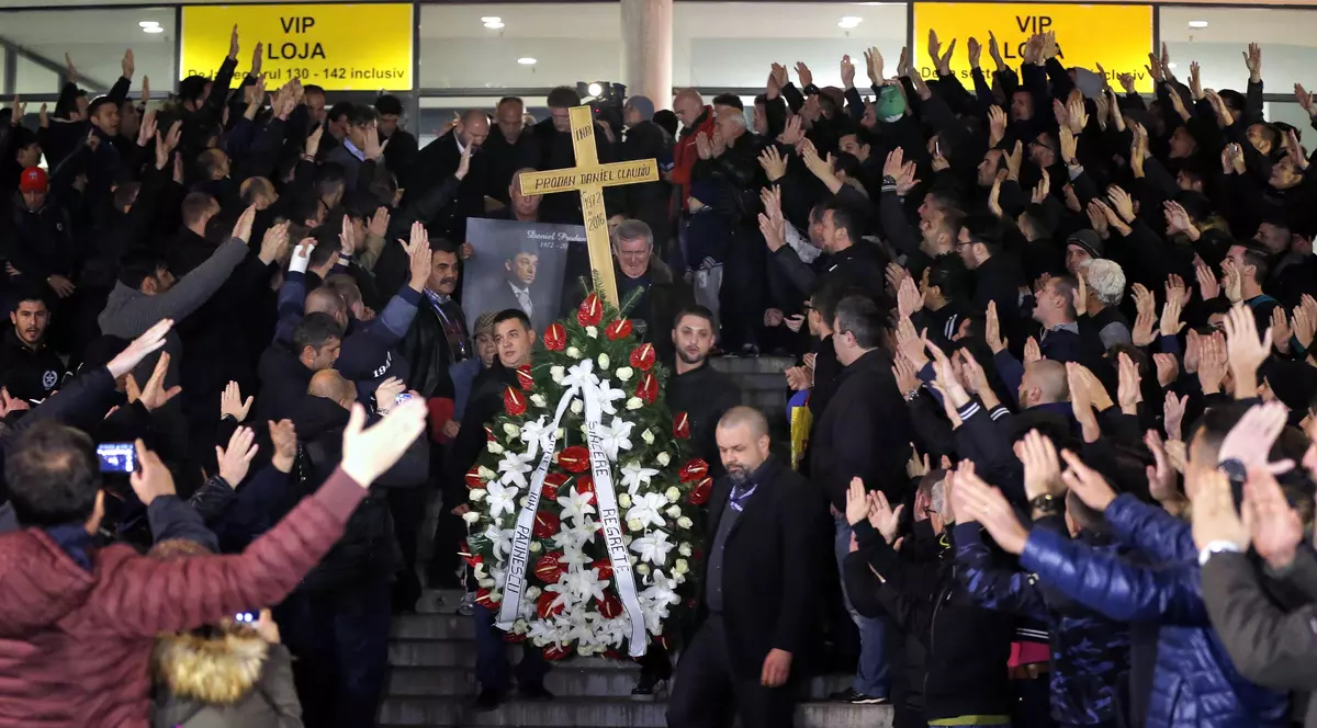 Sicriul cu trupul lui Daniel Prodan a fost readus în Pipera. Fratele și fiica, distruși! Steaua, galeria, Dinamo, Chiajna și FRF, la stadion. Sâmbătă e înmormântarea | GALERIE FOTO