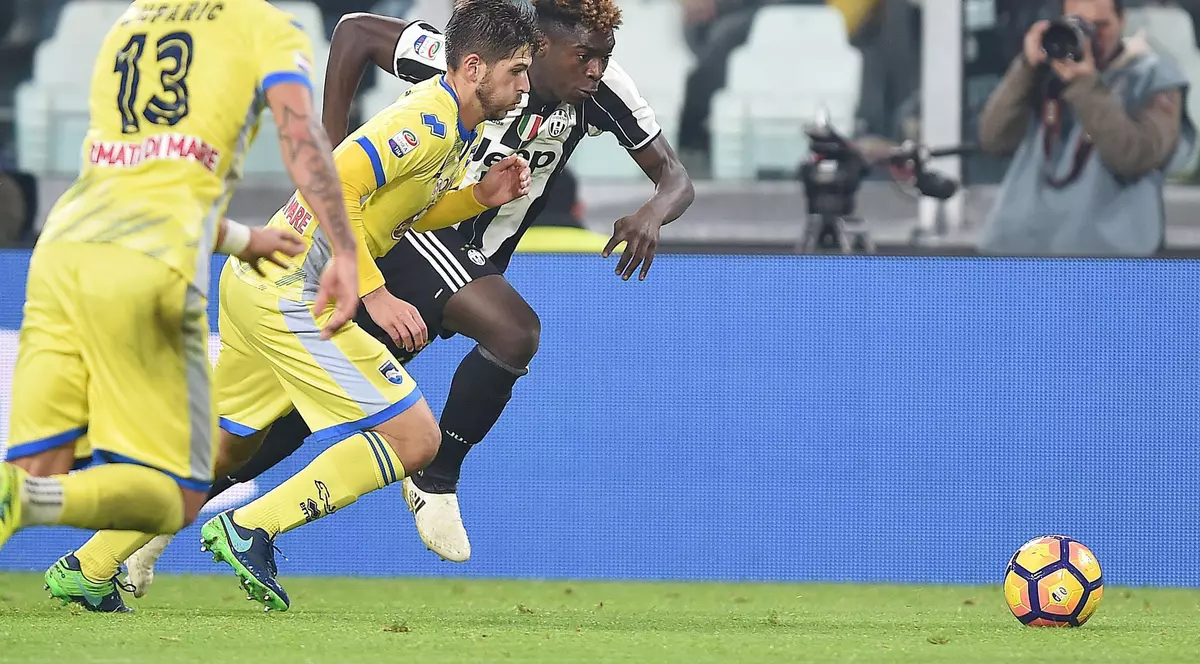 Moise Bioty Kean, tricou închis, în acțiune, printre apărătorii lui Juventus. Foto: EPA