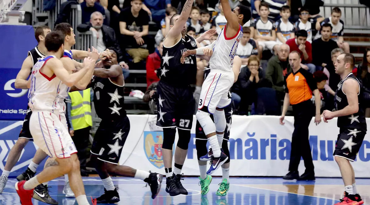 Faza de joc dintr-un meci susţinut de echipa masculină de baschet Steaua CSM Eximbank. (FOO: HEPTA)