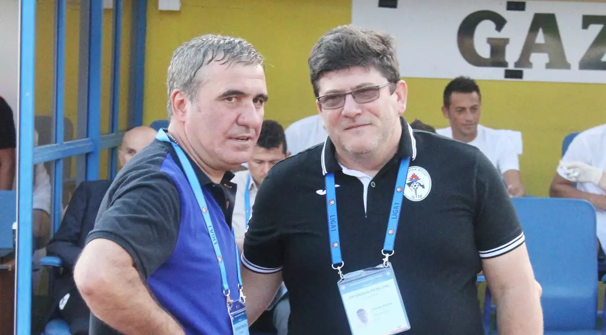 Gheorghe Hagi si Cristi Pustai vorbesc inainte de inceperea meciului de fotbal dintre Gaz Metan Medias si Viitorul Constanta, din etapa a III-a a Ligii 1 Orange, disputat pe stadionul Municipal din Medias, duminica, 7 august 2016. (FOTO: HEPTA)