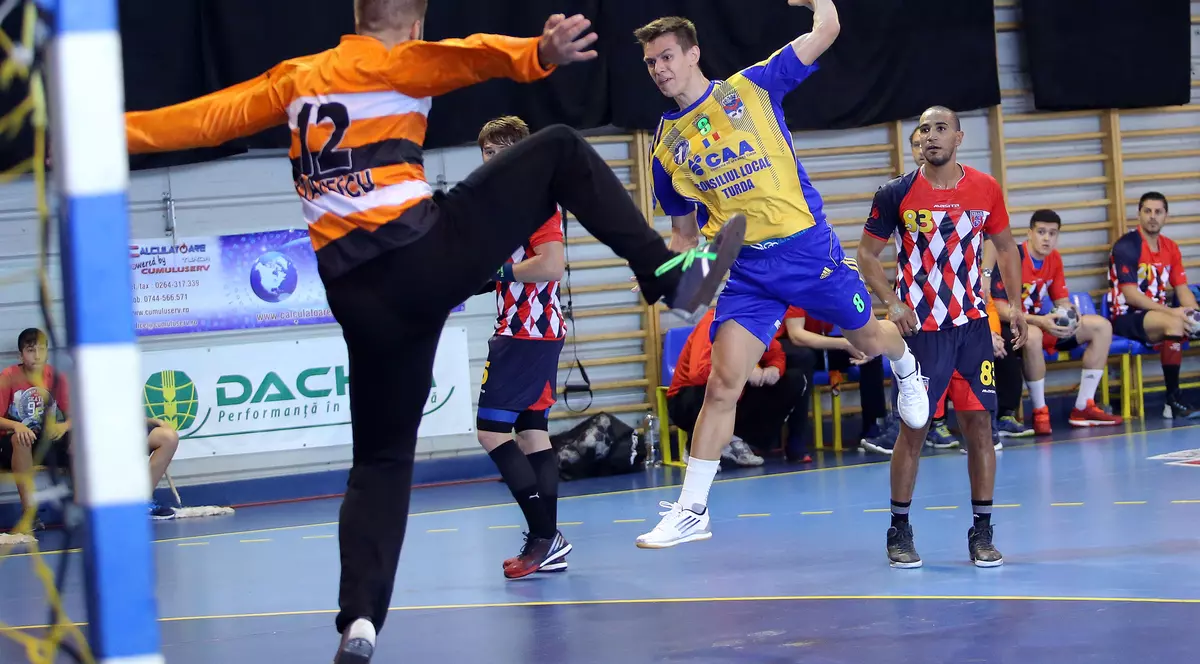 Imagine dintr-un meci Potaissa Turda - Steaua, din Liga Naţională la handbal masculin. (FOTO: HEPTA)