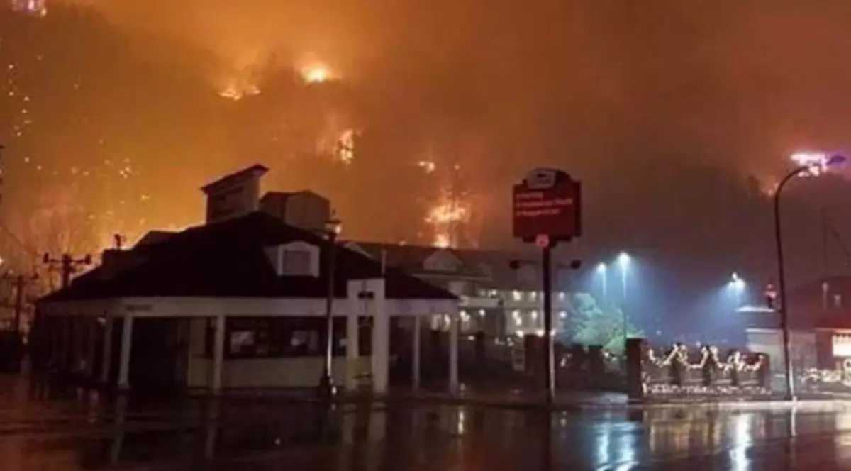 Incendii de proporții în Tennessee. Peste 100 de locuințe au fost distruse | Imagini dramatice