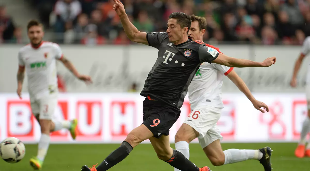 Robert Lewandowski (echipament închis) joacă azi ultimul meci la Bayern înainte să ne viziteze la București cu naționala Poloniei EPA/Andreas Gebert