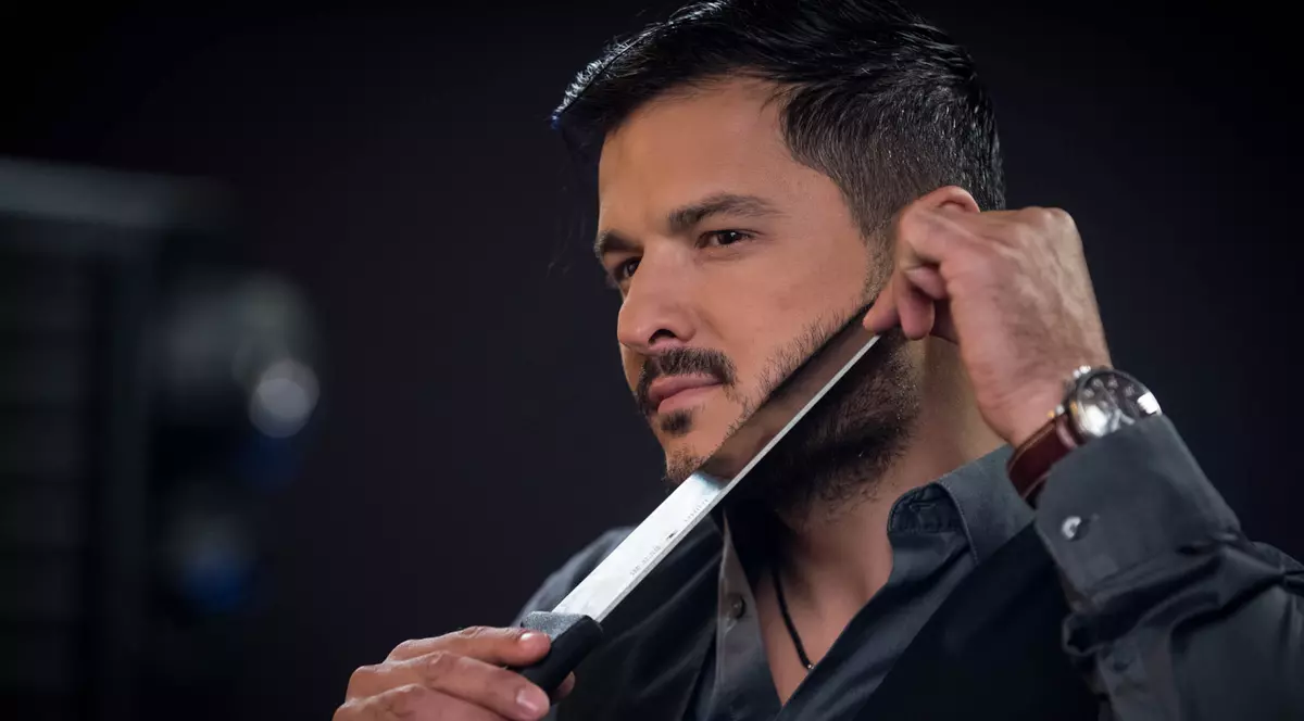 Secretul lui în bucătărie: Liviu Vârciu gătește cu mănuși roz 