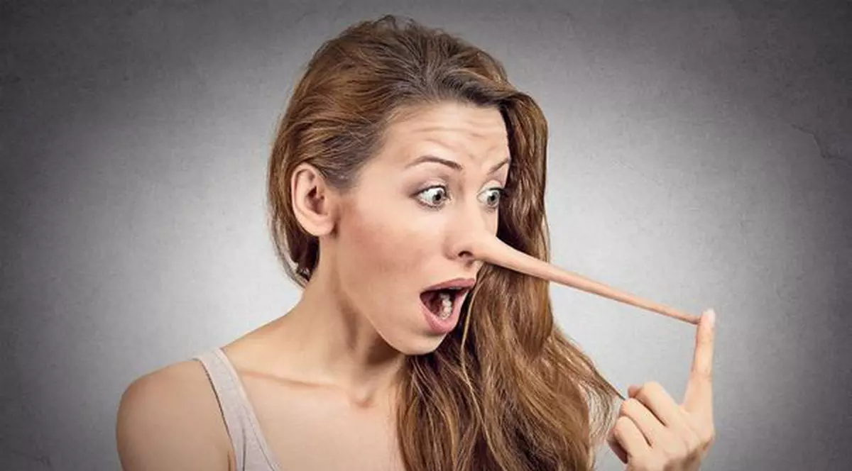 Cum recunoști un mincinos – ce gesturi îl dau de gol