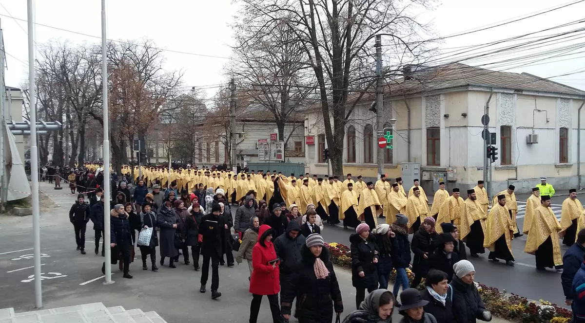 Aglomerație la moaștele Sfintei Filofteia, în Galați. Peste 3.000 de credincioși au venit din județele Galați, Brăila și Vrancea ca să participe la pelerinajul religios