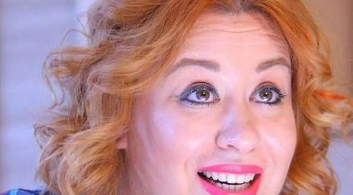 Oana Roman surprinsă cu o mină mirată pe chip