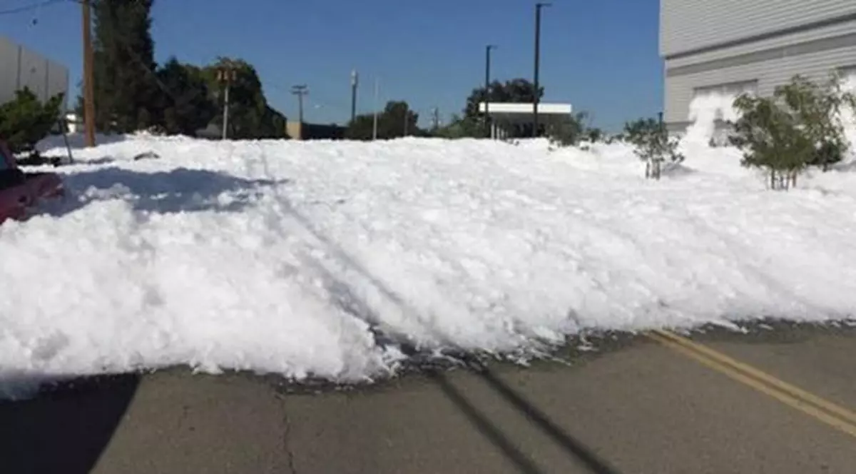 Un oraș din California a fost acoperit de spumă. Ce s-a întâmplat | VIDEO