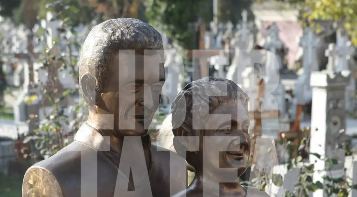 Anca Pandrea i-a făcut parastas lui Iurie Draie. Ce a apărut lângă bustul sculptat în memoria actorului