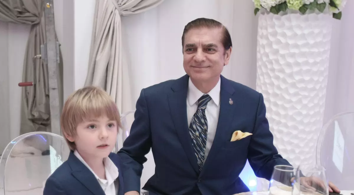 FOTO EXCLUSIV/ Nobil, nobil, dar tot copil! Prințul Carol Ferdinand a făcut ravagii la un eveniment monden