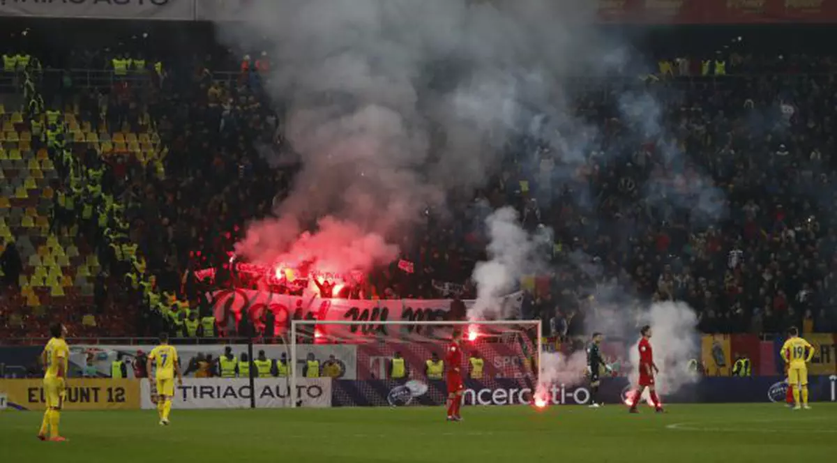 Rapidiștii au făcut show pirotehnic la meciul România - Polonia