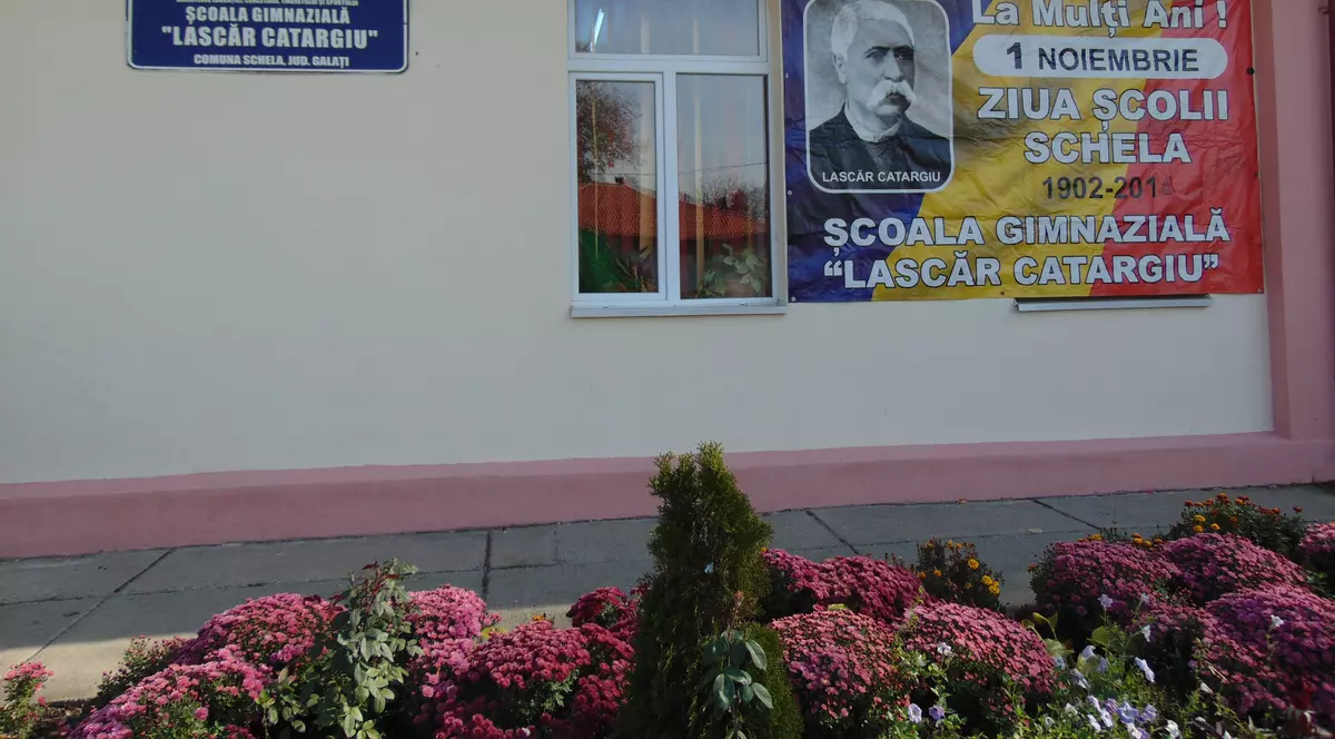 Elev băgat în spital de agentul de pază al școlii! I-a rupt mătura în cap