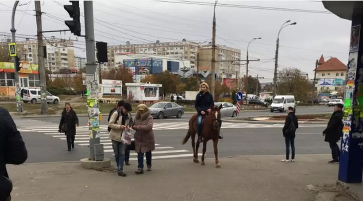 Mijloc de transport inedit, la Chișinău: O tânără “circulă” pe stradă pe un cal | VIDEO