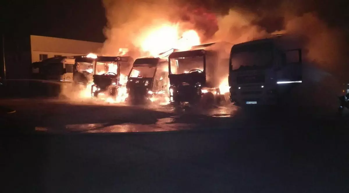 Șase TIR-uri au ars într-o parcare din Bacău! FOTO