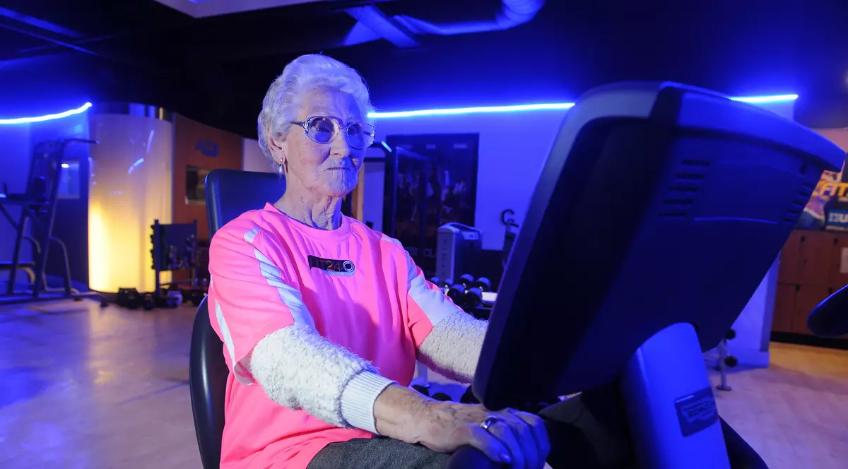 O bătrânică nu renunță la sala de forță nici la 87 de ani. Face sport de patru ori pe săptămână