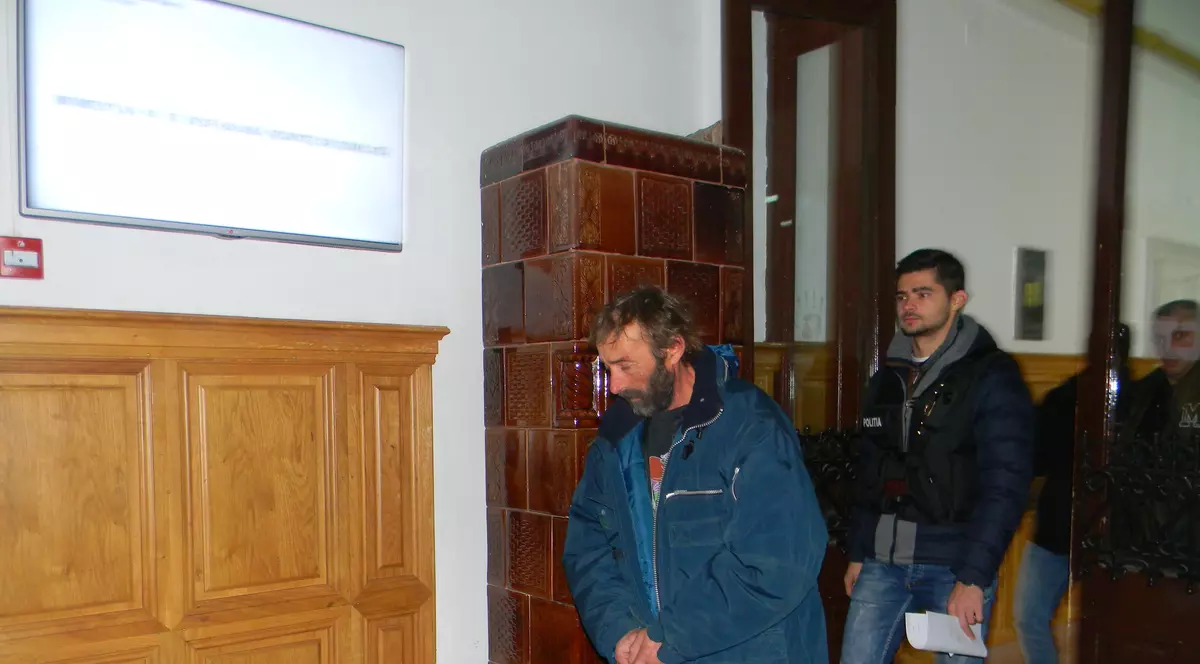 Un bărbat și-a ucis tatăl cu toporul