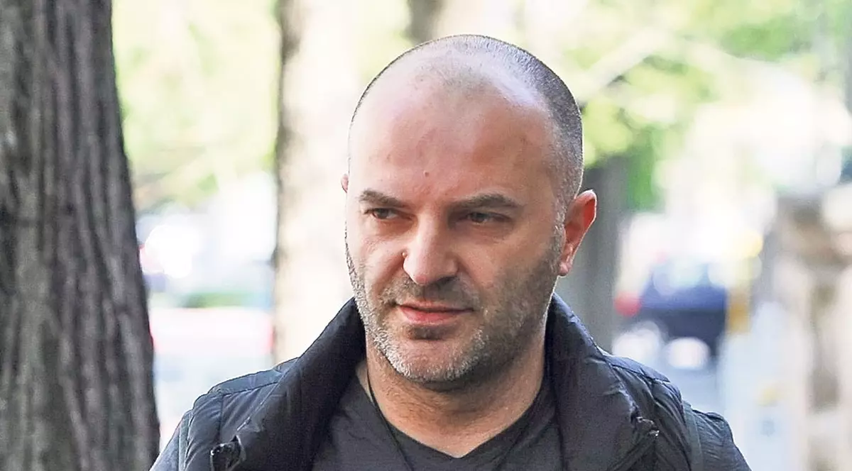 dan capatos, surprins în timpul unei plimbări pe stradă